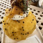 Room:105 唐戸店  - パッション&マンゴーのっている白いのは生クリームかと思っていたら、食べてみたらクリームチーズぽかった。