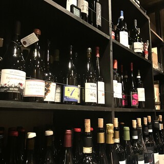 グラスワインは１５～２０種類。ワインセラーには３００本以上