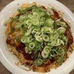 お好み焼 みっちゃん総本店 - みんなねぎのトッピングを頼んでいる人が多くて頼んでみたが、物凄い量で感動した。