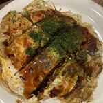 お好み焼 みっちゃん総本店 - どれを頼めばいいのかわからなかったので一般的な定番の普通のを頼んだのだが、最高の美味しかった。