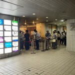 お好み焼 みっちゃん総本店 - 18時30分に入店の際は、誰も並んでいなかったのに、お店を出たら行列・・・