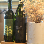 大衆酒場ナツメロ - カウンターに並ぶお洒落なラベルの麦&芋焼酎