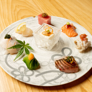 季節感を大切にしたお料理の数々。まずは「さしみ盛り」をどうぞ
