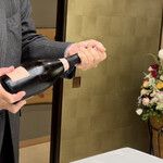 ラ・ロマネ 朝霞 - コルクがあいた瞬間の写真　ほぼ、無音で開けました　素手でゆっくりと〜　　微かに　ｼｭ   なだけの音　　　byまみこまみこ