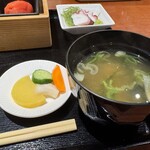 てづくし料理茶房 よし坊 - お味噌汁は一口目から美味しいヤツ。もう少し塩味少なくても良いけど、一般受けるよくないだろうし。中身はおネギと豆腐。お漬物は全部パリッとしていて大変気に入りました。