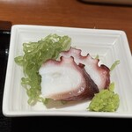 てづくし料理茶房 よし坊 - タコの刺身。わさびたっぷりなので、卵焼きにも付けてちょうど良かった。わたし、わさびで酒が飲めるんです。あと、細巻きで好きなのはわさびだけのやつ。バ先（飯田橋の寿司屋）で教示受けた。