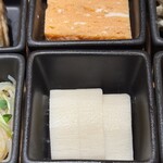 てづくし料理茶房 よし坊 - 卵焼きは厚焼きの固めのやつ。しっかりしてる。お寿司屋さんで食べるやつみたい。甘味は少なめ。山芋の出汁漬けは、ご飯のお供にぴったり。ぬめぬめした口触りがたまらないかつシャキシャキ。