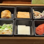 てづくし料理茶房 よし坊 - おばんざいのメイン。彩りすてき。味付けは全体的に濃いめ。ご飯のお供にぴったり。