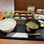 てづくし料理茶房 よし坊 - 季節のおばんざい御膳　1,419円税込。美味しいものが色々。本日のはちと塩味強め。お外の建設屋さんならまだしも、普通のリーマンだと熱中症予防より塩分過多に。ご飯大盛りにぴったり。