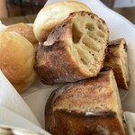 ヴィラデスト ガーデンファーム アンド ワイナリー - 二種類のパンが人数分、パンの追加2個100円