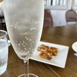 ヴィラデスト ガーデンファーム アンド ワイナリー - フラワーシャンパン　600円　ベーコンとチーズのアミューズ