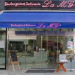 La MG - お店は、青いヒサシとピンクのネオンが目印です