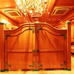 味楽園 - 入口の大きな門と、華やかなシャンデリアがお客様をお出迎えいたします。