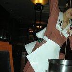 ロウリーズ・ザ・プライムリブ 東京 - ドレッシングを天から刺し、スピニングボウルサラダを作ってます