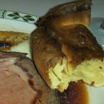 ロウリーズ・ザ・プライムリブ 東京 - つけ合わせのYorkshire Pudding(ヨークシャー・プディング)