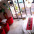 カプチーノ＆パニーニ　caffe Pucci - 内観写真:赤いソファーと大きな観葉植物が素敵です