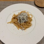 Ueda - 素揚げしらすとトマトのパスタ… 私はピリ辛にしてもらいました。美味！