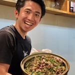 立呑み とだか - 鴨と燻製キノコの炊き込みご飯とお兄さん
      2025年8月28日