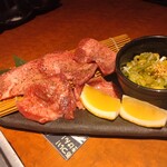 どすこい商店 ホルモン焼肉 豚星 - 上牛タン