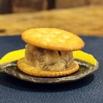 立呑み とだか - 甘納豆チーズサンド。今回はピーナッツが入っている。
      2025年8月28日