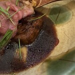 立呑み とだか - 和牛サーロインの下に敷かれたごぼう豆腐
      2025年8月28日