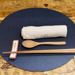 立呑み とだか - テーブルのセッティング
      2025年8月28日