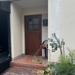 ぐすたふ珈琲 - 入り口はこうですが、中はスナック居抜き感が微妙にあります