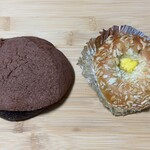 コンセルボ - 料理写真:カレーパン 税込172円、ショコラメロンパン 税込172円(R7.4時点)