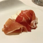 ai’s - アミューズ(生ハムとブラータチーズ)