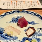 KAN - 刺身盛り合わせ（上：戻り鰹、左：真鯛、右：煮蛸）