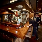 長兵衛 - 店内風景。写真右側が小上がりです。入店直後、友人と妻がネタケース内を覗き込んで驚いている瞬間です。