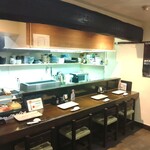 すし酒場まるい - カウンターは最大6席となっております。