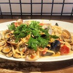 トラットリア・築地パラディーゾ - パラディーゾ名物!本日入荷した新鮮な貝類とチェリートマトのペスカトーレ風リングイネ!!（大盛サイズ）