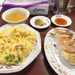 元祖十八番 - チャーハン 850円 餃子 550円