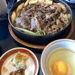 木曽路 - ４種のお肉が選べて鉄器で提供してもらえました。2種類の香の物が嬉しかったです。