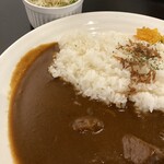 公文庫カフェ - ライスのフライドオニオンとパセリをあしらって粋な感じがします。