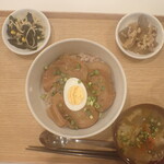 トーコーキッチン - チャーシュー丼 副菜二品 豚汁 ご飯