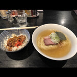 支那ソバ 小むろ - 支那そば（塩）　肉煮込みご飯