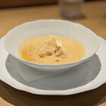 ラ キュイジーヌ ド カワムラ - 立派なオマール海老をソテーしてミルクを使ったビスクが飲める⤴