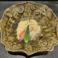 鮨 こん藤 - 鱧の子の卵とじ
                    新れんこん、ミニオクラ、噴火湾の毛蟹と