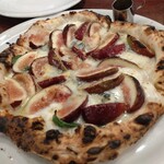 ピッツェリア ファッブリカ 1090 - フィーキ(イチジク、ゴルゴンゾーラ、モッツァレラ、バジルのピッツア)