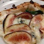 ピッツェリア ファッブリカ 1090 - フィーキ(イチジク、ゴルゴンゾーラ、モッツァレラ、バジルのピッツア)