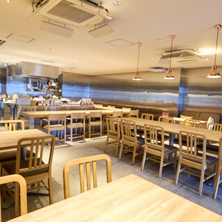 完全個室も完備する、ウッド調のお洒落な店内◆貸切にも対応可