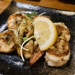 朱楽 - 海老ガーリックレモン✨
      相棒は次の日出勤でしたが、私はお休みで良かった～(≧∇≦)(笑)ニンニクが良いお仕事していてレモンを掛けるとサッパリ！更に美味しい(๑ᵒ̴̶̷͈᷄ᗨᵒ̴̶̷͈᷅)و✨