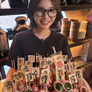 明るく活気ある店内で、元気なスタッフが笑顔でお出迎えします！