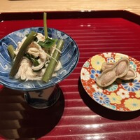 焼鳥 まこ - 先付。空芯菜と鶏肉のおひたしと、生落花生。空芯菜に鳥の出汁が染み込んでいて口の中に旨みが広がりました