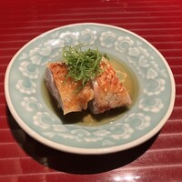 焼鳥 まこ - カリカリに焼かれた皮が旨みを引き立てます。ポン酢の酸味と薬味の香りが口の中で爽やかに広がります。