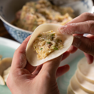 手間を惜しまず心を込めて手作りする餃子は安定の美味しさ