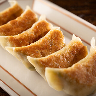新鮮な材料の旨みを最大限に引き出す工夫で、ひと味違う餃子に