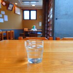 やぶ善 - 玄関入ってすぐ左の窓際席からの玄関方向。